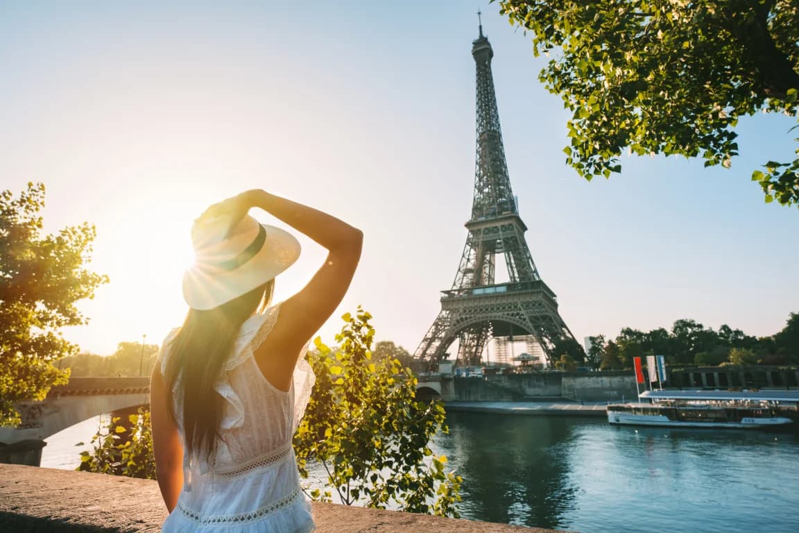 Traveler looking at the Eiffel Tower at sunrise